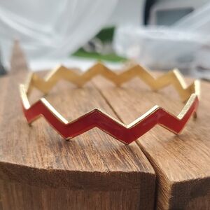 Gold Tone Retro and Red Zigzag Bracelet B3423